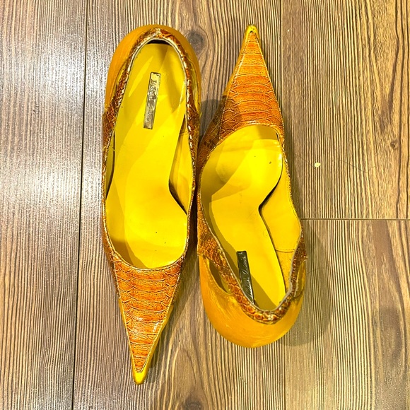 Gorgeous sleek Michael Antonio yellow pointed ‘snakeskin’ stiletto 3” heels - Picture 12 of 12